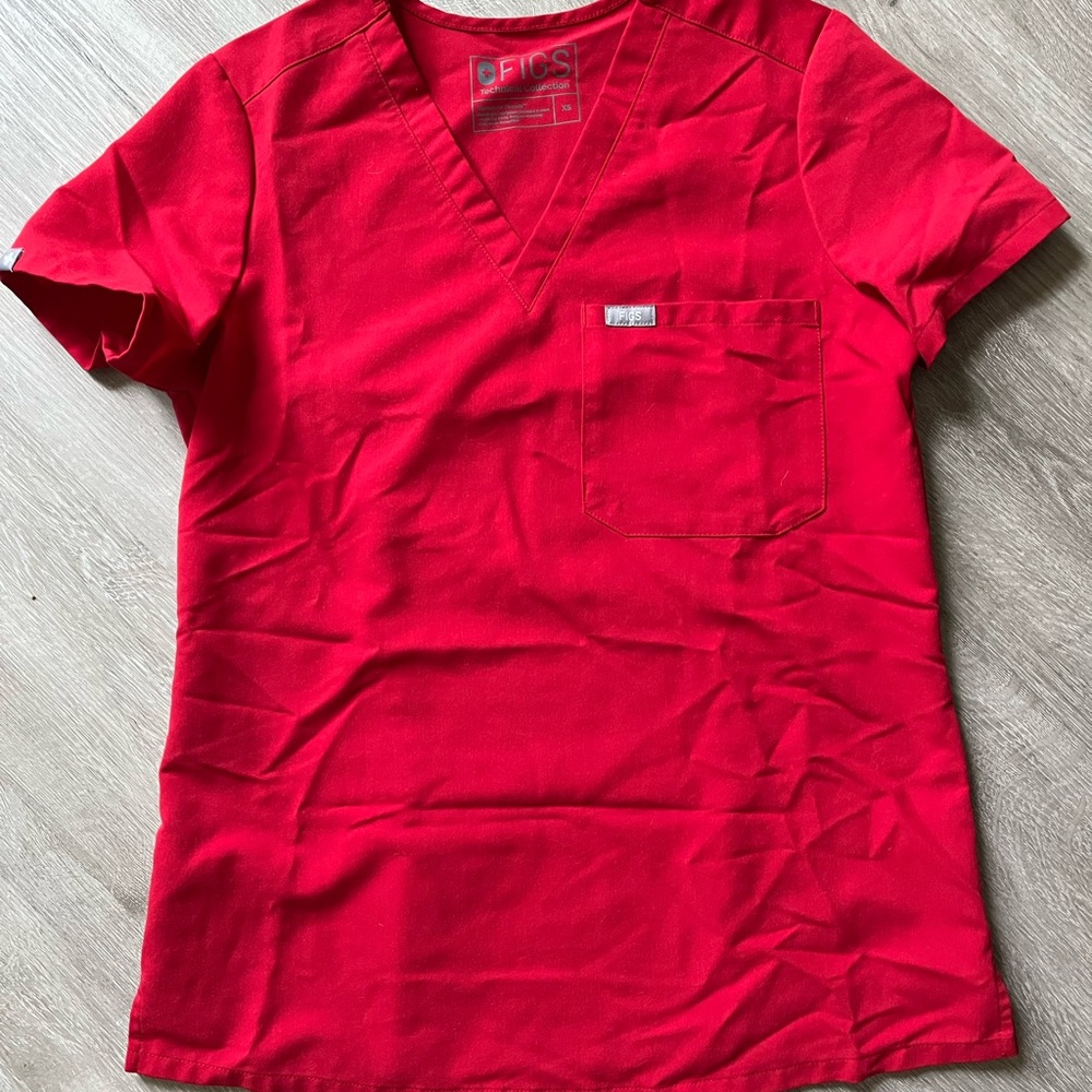 FIGS Catarina one pocket scrub top in red / sz xs